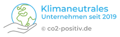 Logo für "Klimaneutrales e-pixler seit 2019" mit Erdsymbol und einer Hand, die den Planeten stützt.