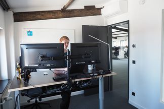 e-pixler Entwicklerin am höhenverstellbaren Schreibtisch