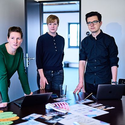 Drei UX-Designer bei e-pixler arbeiten gemeinsam an Konzepten und Strategien für eine verbesserte Benutzererfahrung.