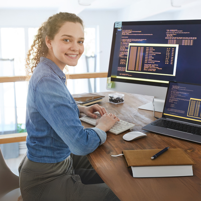 Entwicklerin am Arbeitsplatz