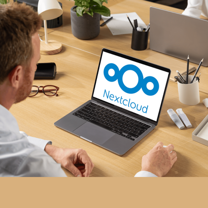Mann mit Laptop und Nextcloud Icon