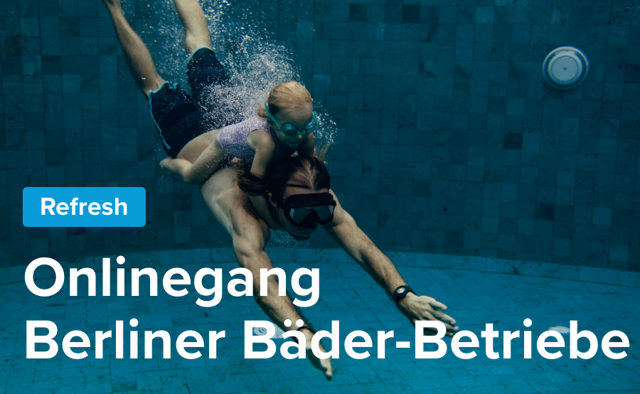 Vater und Kind tauchen im Schwimmbad